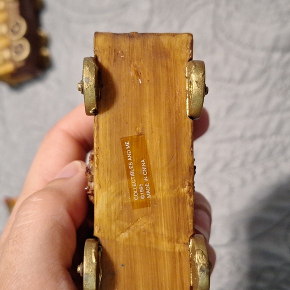 Vintage 1995 holiday express resin train set. - Picture 8 of 8